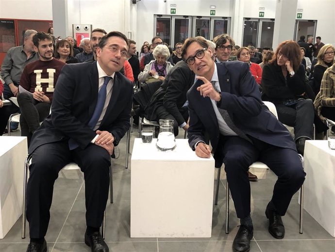 El ministro de Asuntos Exteriores, José Manuel Albares, y el primer secretario del PSC, Salvador Illa, en un acto en la sede de los socialistas catalanes.
