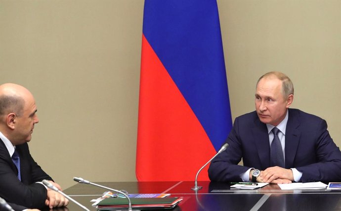 Archivo - El primer ministro de Rusia, Mijail Mishustin, en una reunión con el presidente ruso, Vladimir Putin