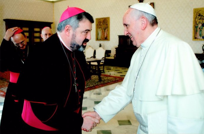 Archivo - El arzobispo de Zaragoza, monseñor Carlos Escribano, con el Papa Francisco.