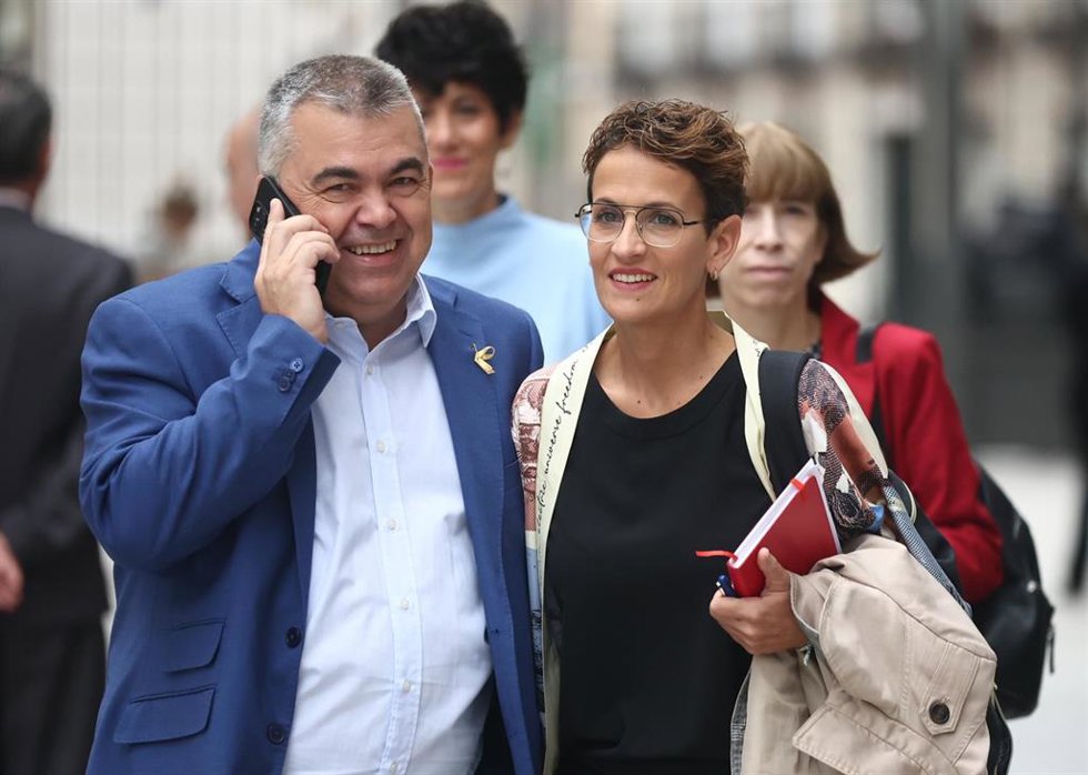 Archivo - El secretario de Organización del Partido Socialista, Santos Cerdán y la presidenta del Gobierno de Navarra, María Chivite.