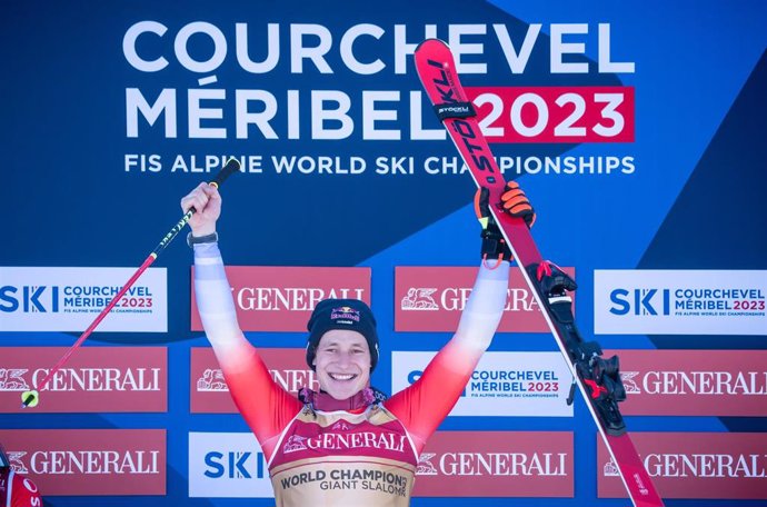El suizo Marco Odermatt celebra su oro en el gigante de los Mundiales de Esquí Alpino 2023