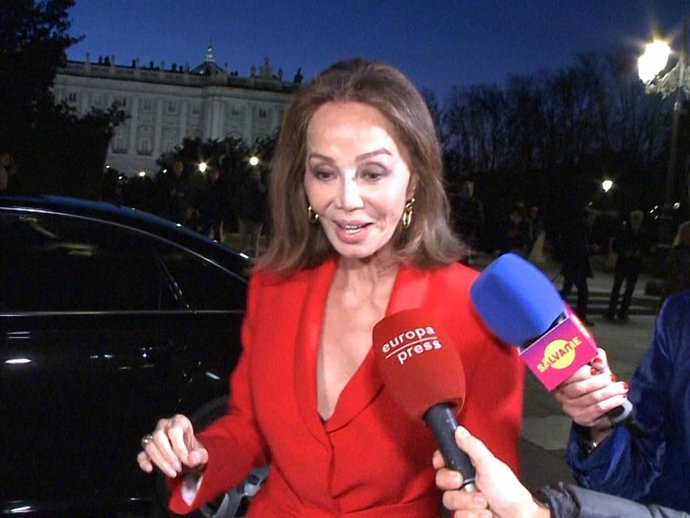 ISABEL PREYSLER LLEGA AL TEATRO REAL