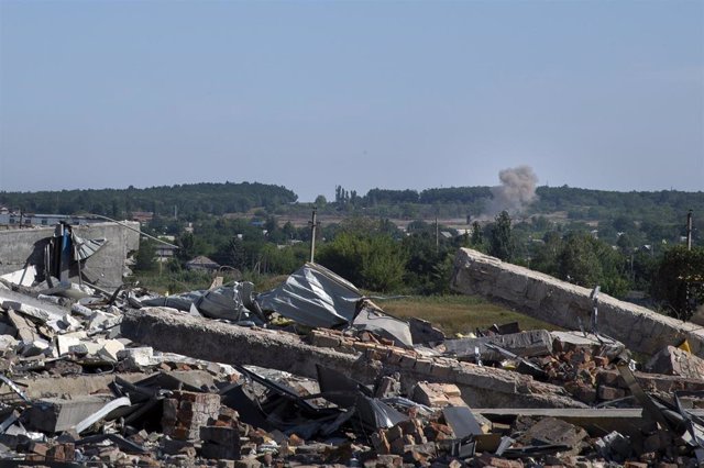 Archivo - Humo tras una explosión en Bajmut, en Donetsk (Ucrania)