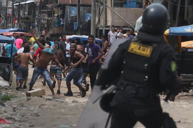 Pobladores se enfrentan a la Policía en Loreto, Perú