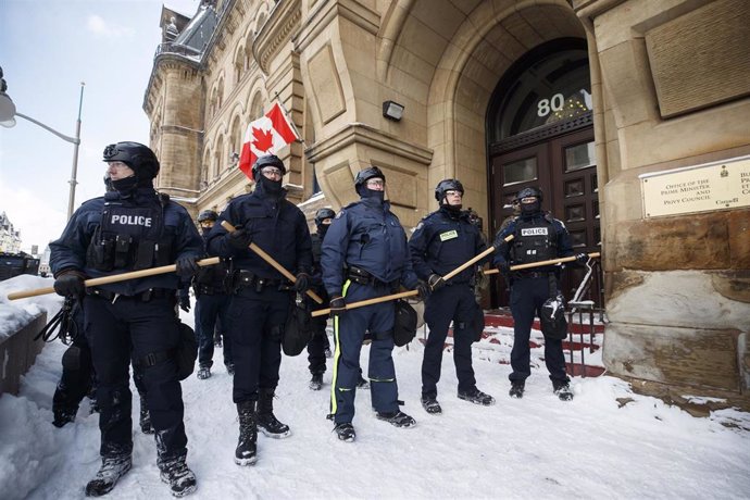Archivo - La Policía de Ottawa durante las protestas de febrero (Archivo)