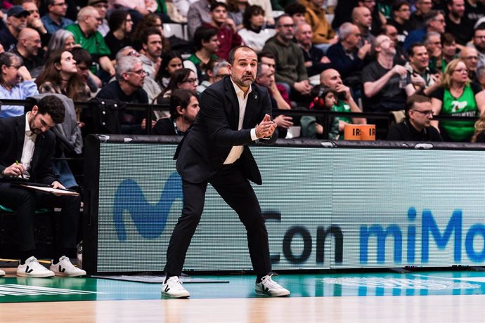 Archivo - Carles Duran, Head coach of Club Joventut Badalona gestures during the ACB Liga Endesa match between Club Joventut Badalona and FC Barcelona at Palau Olimpic de Badalona on November 20, 2022 in Badalona, Barcelona, Spain.