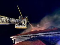 Bomberos extinguen un incendio causado por una estufa en una vivienda de madera en Colmenar de Oreja