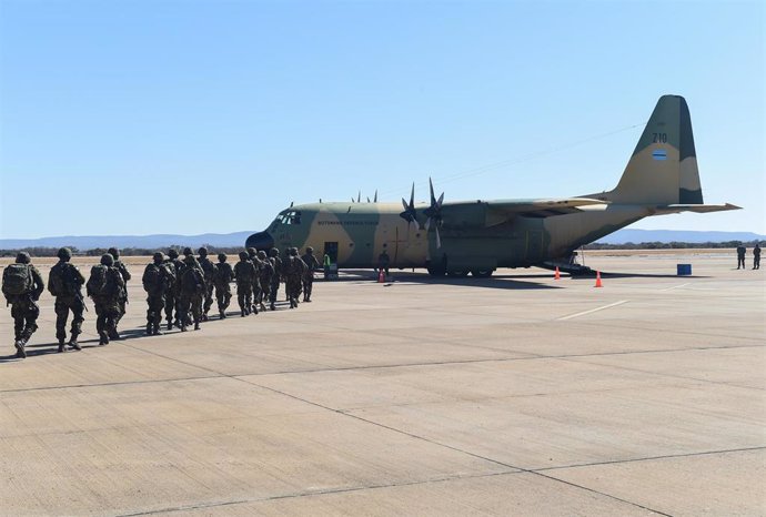 Archivo - Tropas de Botuana parte en julio de 2021 hasta Mozambique, desde el aeropuerto de Gaborone