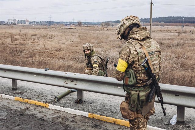 Archivo - Dos soldados del ejercito ucraniano caminan por una carretera de Irpin, a 4 de marzo de 2022, en Irpin (Ucrania)