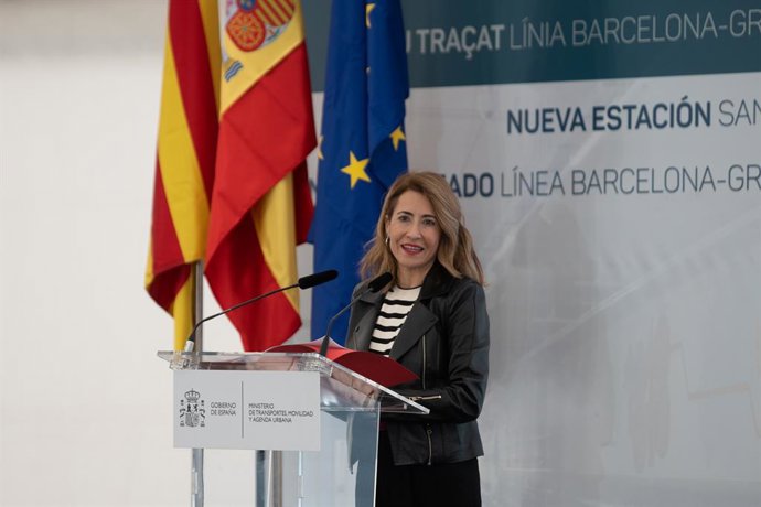 Archivo - La ministra de Transports, Mobilitat i Agenda Urbana, Raquel Sánchez, intervé durant la posada en servei de la nova estació de Rodalies del barri de Sant Andreu, a 12 de desembre del 2022, a Barcelona