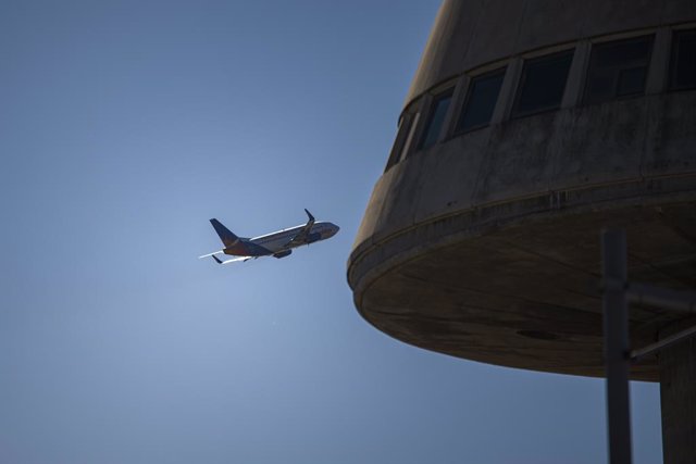 Archivo - Vista de un avión en el aeropuerto de Barcelona