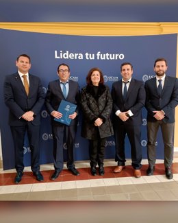 María Dolores García, presidenta de la Universidad Católica de Murcia (UCAM), con José Francisco Hernández, presidente de la Federación Nacional de Digitalización y Blockchain (FNDB), tras el acuerdo
