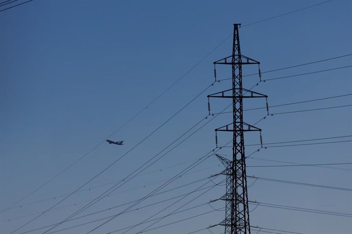 Vista de una torre de alta tensión, a 23 de enero de 2023, en San Sebastián de los Reyes, Madrid (España). 