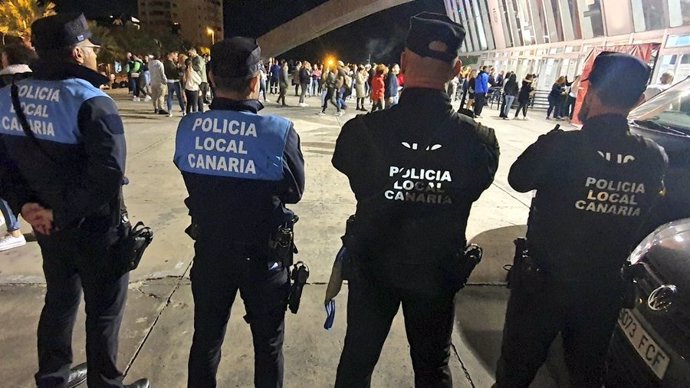 Archivo - Agentes de la Policía Local de Santa Cruz de Tenerife participan en el dispositivo de seguridad desplegado con motivo de la final del concurso de murgas adultas del Carnaval de Santa Cruz de Tenerife en el Recino Ferial mientras el público hac