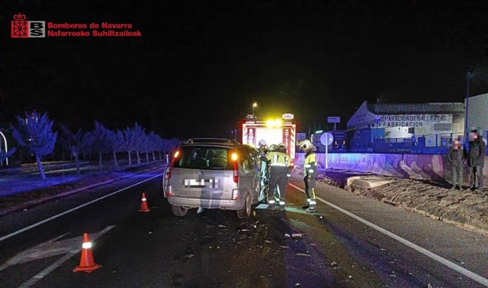 Los bomberos intervienen en uno de los vehículos accidentados.
