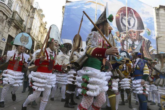 Cigarrones interactúan con el público durante la celebración del domingo Corredoiro como parte del Entroido, a 12 de febrero de 2023, en Verín, Ourense, Galicia (España). 