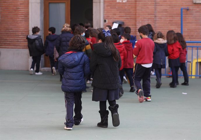 Archivo - Un grupo de niños en el patio del colegio