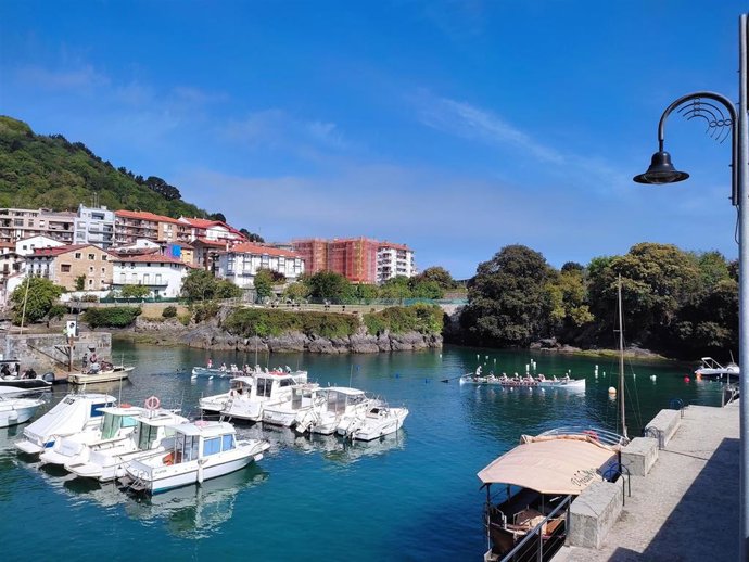 Archivo - Embarcaciones en el puerto de Mundaka (Bizkaia)