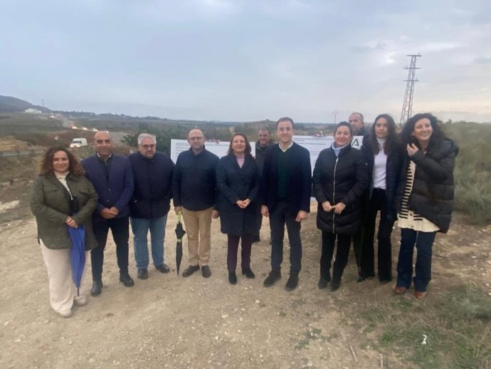 La consejera de Agricultura, Pesca, Agua y Desarrollo Rural, Carmen Crespo, en su visita a las obras de mejora del camino El Chaparral