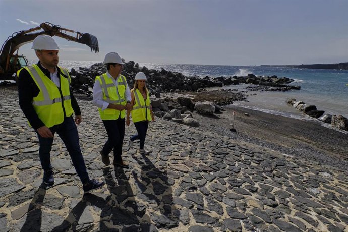El presidente del Cabildo de Tenerife, Pedro Martín; la directora insular de Turismo, Laura Castro, y el alcalde de Fasnia, Luis Javier González, visitan las obras de la playa de Las Eras