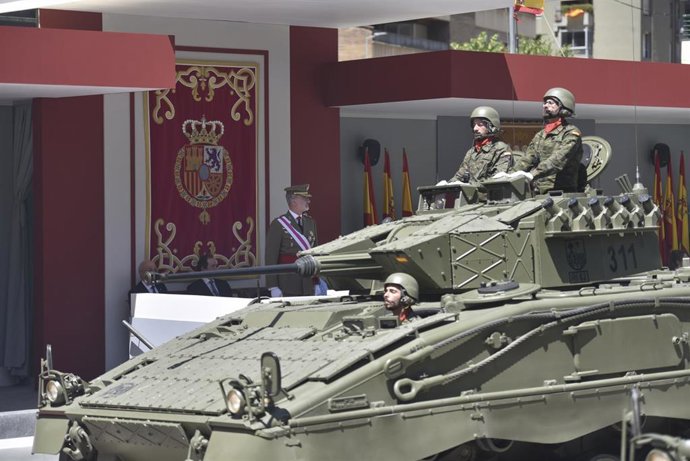 Archivo - Un tanque del Ejército desfilan durante el acto central conmemorativo del Día de las Fuerzas Armadas, a 28 de mayo de 2022, en Huesca