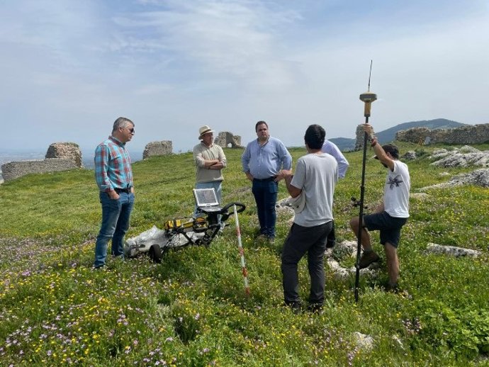 Archivo - Trabajo con georradar en la meseta donde se ubica la Fortaleza Alta de la Peña/Archivo