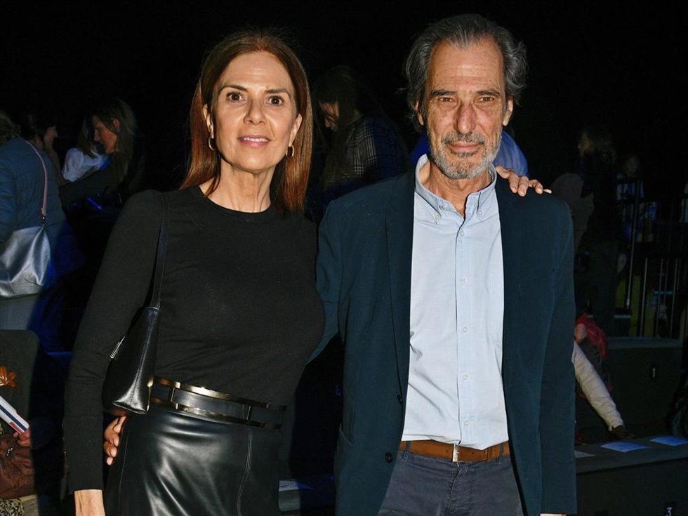 JAVIER GARCÍA OBREGÓN JUNTO A SU MUJER EN EL DESFILE DE ROBERTO TORRETTA EN LA SEMANA DE LA MODA DE MADRID.