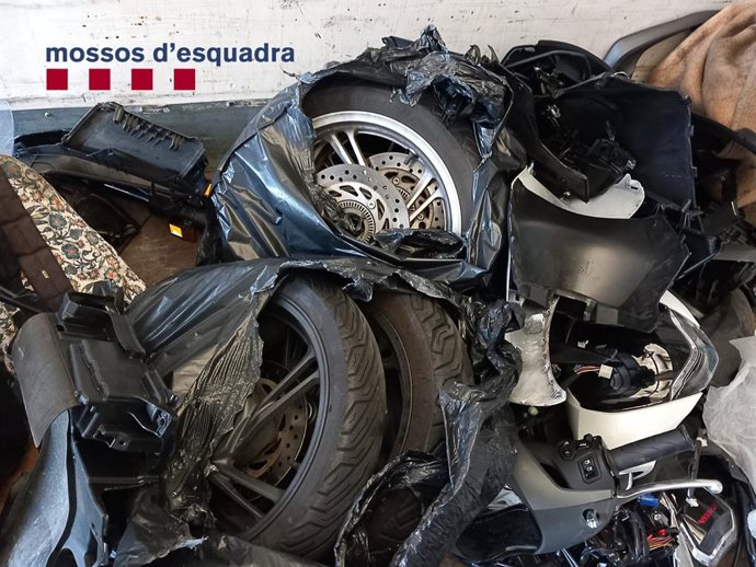 Libertad con cargos para tres detenidos por presuntamente robar y desguazar motos en Barcelona