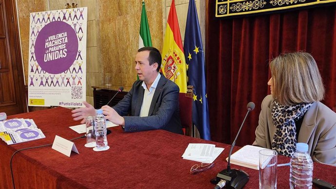 Empleados públicos serán agentes del Punto Violeta de Almería para informar de las herramientas ante la violencia machista