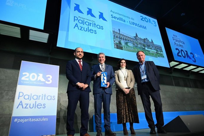 Lipasam Recibe Tres Premios Premios 'Pajaritas Azules'. Nota De Prensa Y Fotografía.