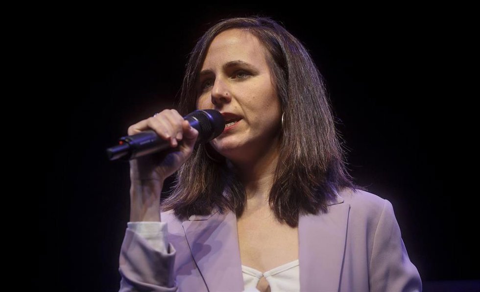 La secretaria general de Podemos y ministra de Derechos Sociales y Agenda 2030, Ione Belarra, participa en un acto de la ruta 'La fuerza que transforma', en el Teatre Micalet, a 11 de febrero de 2023, en Valencia, Comunidad de Valencia (España).