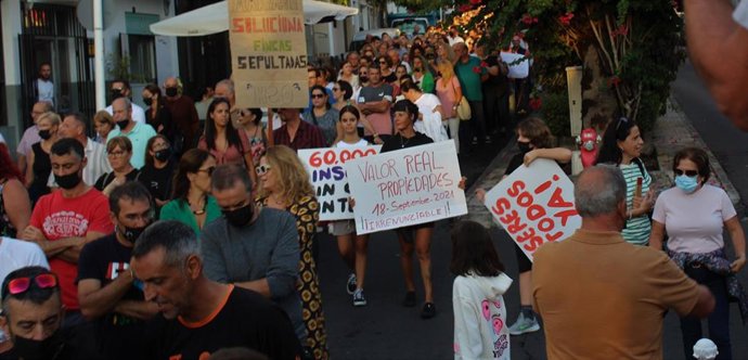 Archivo - Manifestación convocada por la Plataforma de Afectados por la Erupción Volcánica de Cumbre Vieja 2021