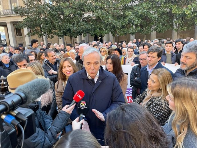El presidente del PP en Aragón, Jorge Azcón, en la concentración de NNGG por la reforma inmediata de la ley del 'solo sí es sí'