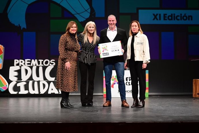 La consejera Patricia del Pozo y el alcalde de La Carlota, Antonio Granados, en el acto de entrega de premios.