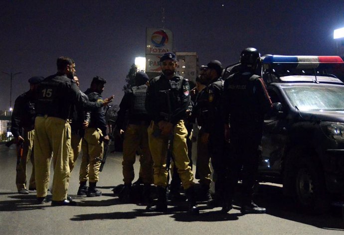 Policías de Pakistán tras un atentado de Tehrik-i-Taliban Pakistan (TTP), conocido como los talibán paquistaníes, contra una comisaría en la ciudad de Karachi