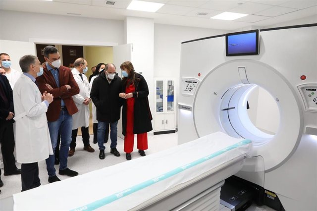 El presidente del Gobierno, Pedro Sánchez (2i), y la delegada del Gobierno en Aragón, Rosa María Serrano (3i), visitan el Hospital Clínico, a 18 de febrero de 2023, en Zaragoza, Aragón (España). 