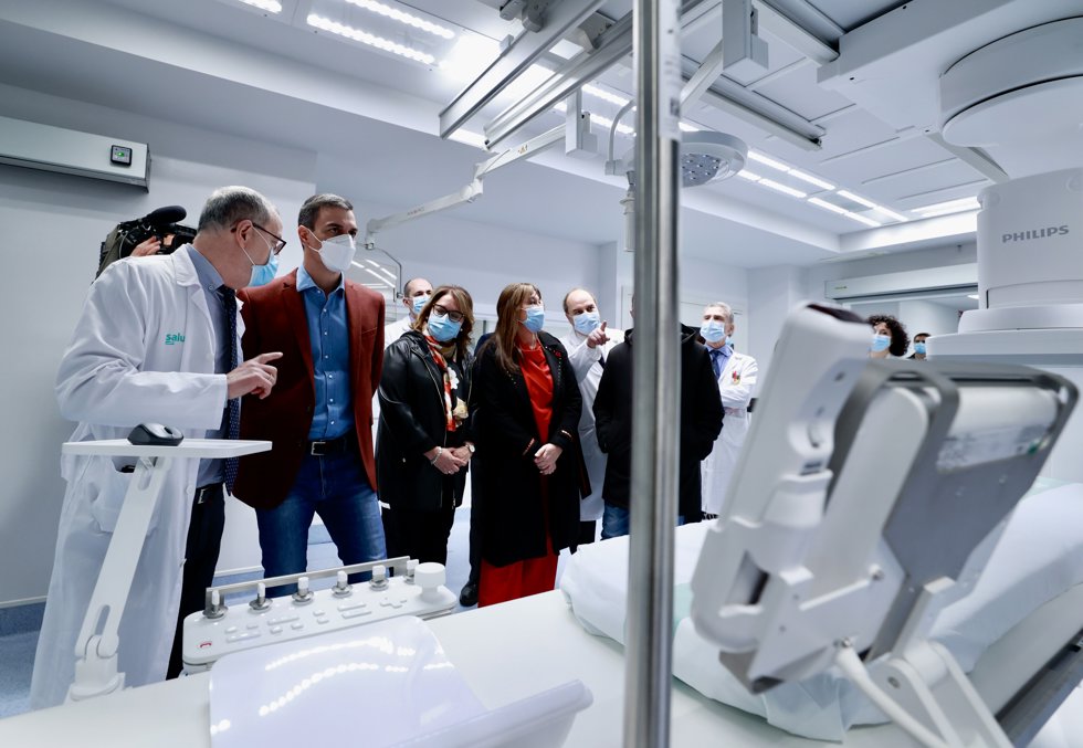 El presidente del Gobierno, Pedro Sánchez (2i), y la delegada del Gobierno en Aragón, Rosa María Serrano (3i), visitan el Hospital Clínico, a 18 de febrero de 2023, en Zaragoza, Aragón (España). 