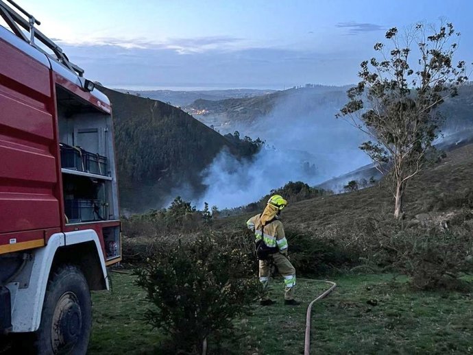 Los bomberos actúan contra los incendios forestales en Cantabria. Foto de archivo.