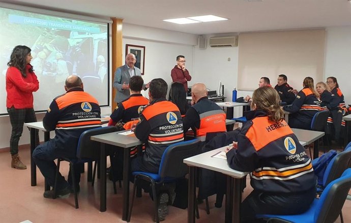 Personal voluntario de Protección Civil en el curso sobre 'Operaciones de mantenimiento preventivo del vehículo y control de su dotación material' celebrado en Toledo.