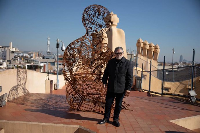 El escultor Jaume Plensa delante de su escultura 'Silent Music IV'