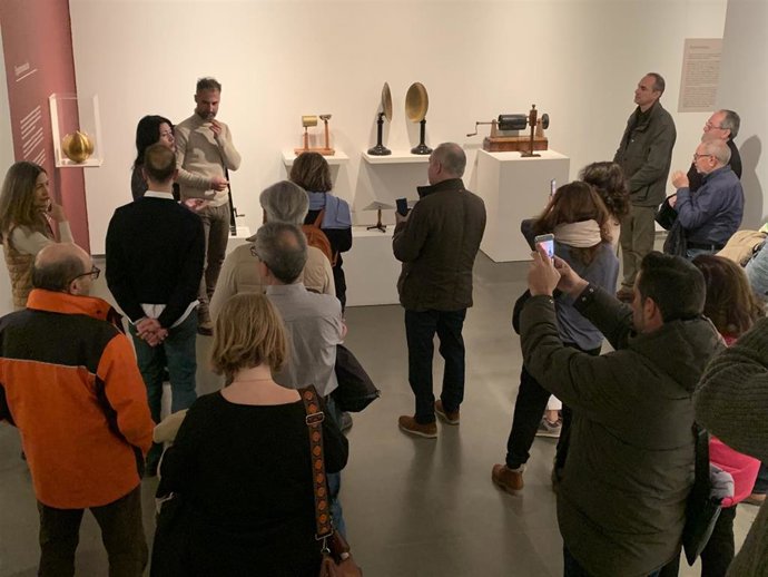 Visita guiada a la muestra 'Ingenios musicales'.