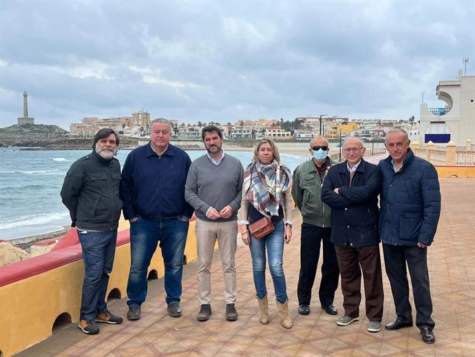 El diputado Juan Luis Pedreño en una reunión convocada por los afectados por la Ley en Cabo de Palos,  a la que ha acudido junto al senador Francisco Bernabé y la concejal popular de Cartagena Cristina Pérez.