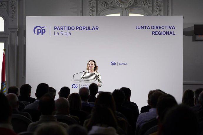 La secretaria general del Partido Popular, Cuca Gamarra, interviene durante la reunión de la Junta Directiva Regional del Partido Popular de La Rioja