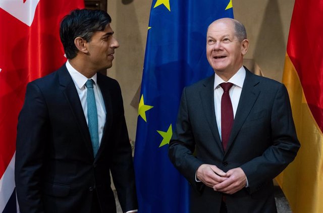 El canciller de Alemania, Olaf Scholz (d), recibe al primer ministro de Reino Unido, Rishi Sunak (i), para mantener conversaciones en el margen de la Conferencia de Seguridad de Múnich