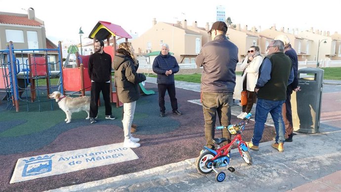 El concejal socialista Salvador Trujillo, junto a vecinos de Guadalmar