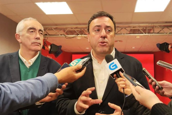 El secretario xeral del PSdeG, Valentín González Formoso, atiende a los medios de comunicación en la sede de los socialistas en Santiago de Compostela.