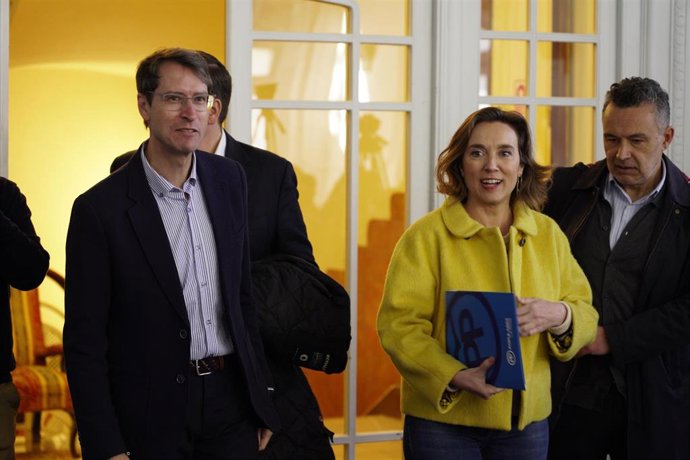 El candidato a la Presidencia de La Rioja, Gonzalo Capellán, y la secretaria general del Partido Popular, Cuca Gamarra, a su llegada a la reunión de la Junta Directiva Regional del Partido Popular de La Rioja