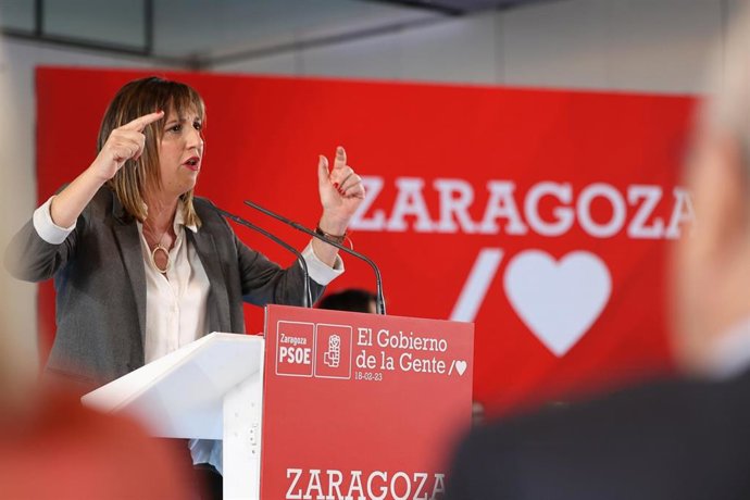 La candidata del PSOE a la Alcaldía de Zaragoza, Lola Ranera, interviene durante un acto de precampaña en el Palacio de Congresos, a 18 de febrero de 2023, en Zaragoza, Aragón (España). 