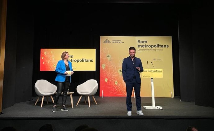 El portavoz de ERC en el Congreso y candidato a la Alcaldía de Santa Coloma de Gramanet (Barcelona), Gabriel Rufián, junto a la alcaldesa de Arenys de Mar (Barcelona), Annabel Moreno, en la Conferencia Metropolitana de Barcelona