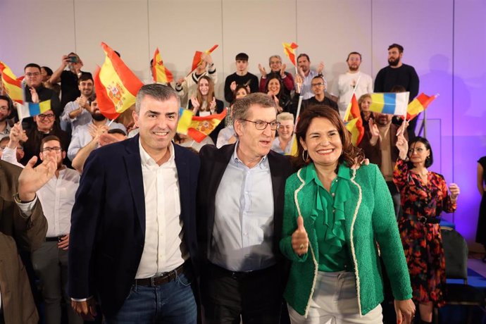 (I-D) El  presidente del PP de Canarias, Manuel Domínguez; el presidente del Partido Popular, Alberto Núñez Feijóo; y la candidata del PP a la alcaldía de Las Palmas de Gran Canaria, Jimena Delgado, durante el acto de presentación de la candidatura de D